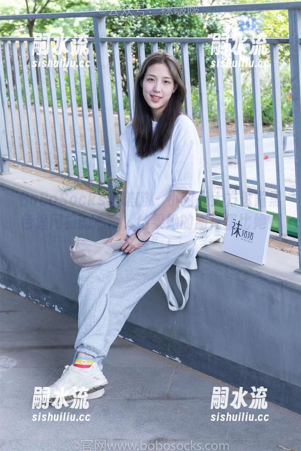 BoBoSocks袜啵啵 - 小甜豆大方透露黑色渔网袜的心意，结果她的图库里比她更“迷”！