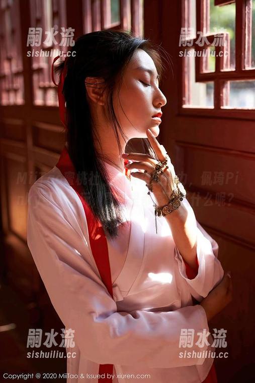 MiiTao蜜桃社 - 连衣裙的魔力，佩琦Pinky可真会玩，图包里都藏了些什么呢？