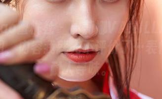 MiiTao蜜桃社 – 韵莉娜VANILLA的泳衣套图，内容我就先不评价了…表情就很耐人寻味。