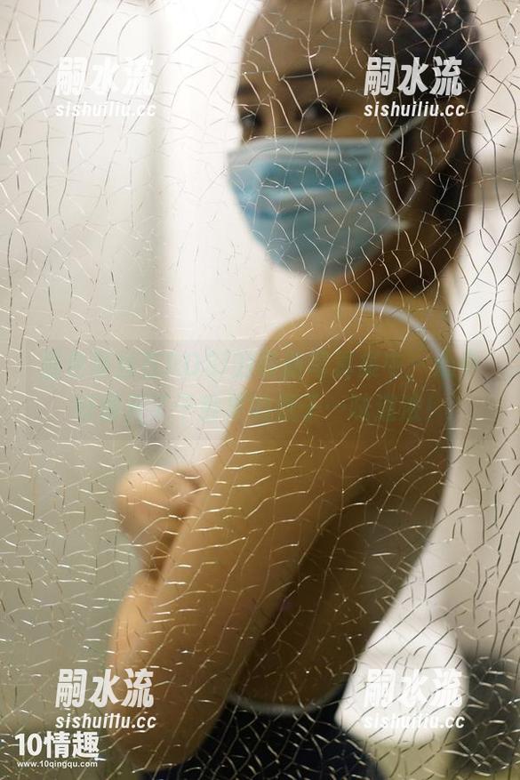 黑色蕾丝在ROSI的最新写真集中，心中好像开了干香果的瓶子…味道浓！