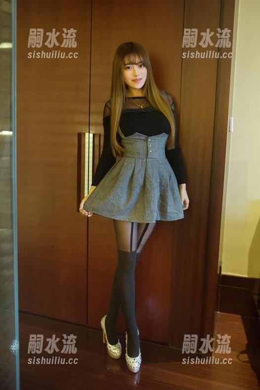 TuiGirl推女郎 - 绚丽的高清图片：何奕恋在运动和随性之间摇摆，照片里的她是要飞了吗？