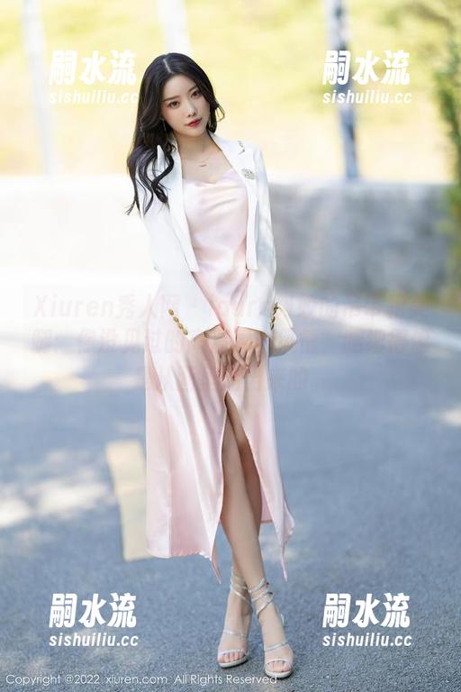 Xiuren秀人网 - laura阿姣的吊带裙美腿：你没见过的高清图库风情，腿细得像是从画里走出来的。
