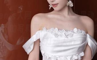 Xiuren秀人网 – 短裙在风中晃动，而小雨baby的写真里好像流动着别样的氛围，迷人又打动人心。