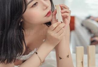 Yuna(윤아)的白衬衫：我猜是从洗衣店直接搬来的套图？