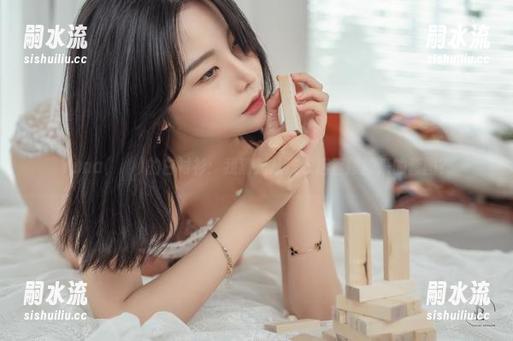 Yuna(윤아)的白衬衫：我猜是从洗衣店直接搬来的套图？