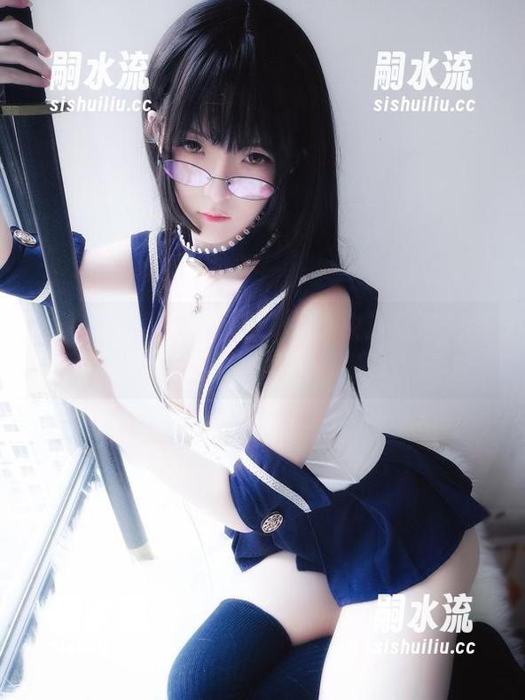 谁说高跟鞋只能增高？一小央泽让资源变成了满屏的美图与风采。