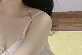 谁能抵挡倦倦喵的JK书包诱惑？当下载与写真交错