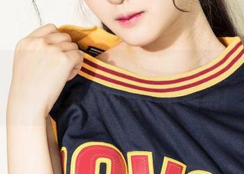 克拉女神 – 忆之的裤里丝写真集：谁说只看衣服不看内涵？下载吧！