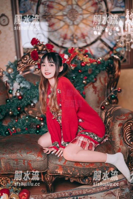 兔子Zzz不吃胡萝卜的少女写真，原图好像在说“别理我”。