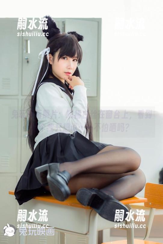 兔玩映画照片：短裙白丝在窗台上，看到这个我只想说……不怕晒吗？