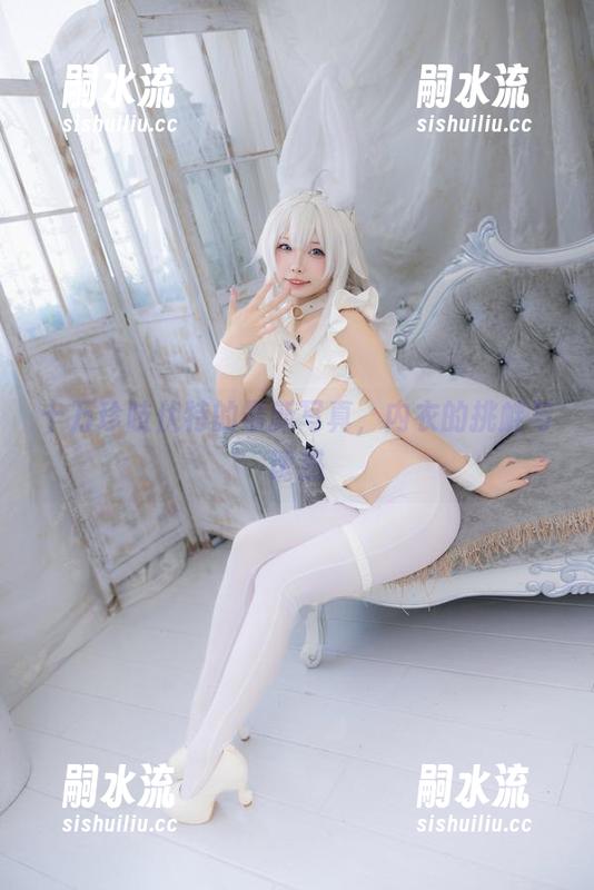 十万珍吱伏特的最新写真，内衣的挑衅与诱惑