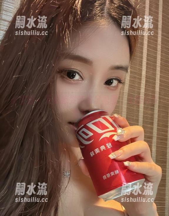 微密圈 - 下载奶雯的黑皮裙图，无意间撩到自己