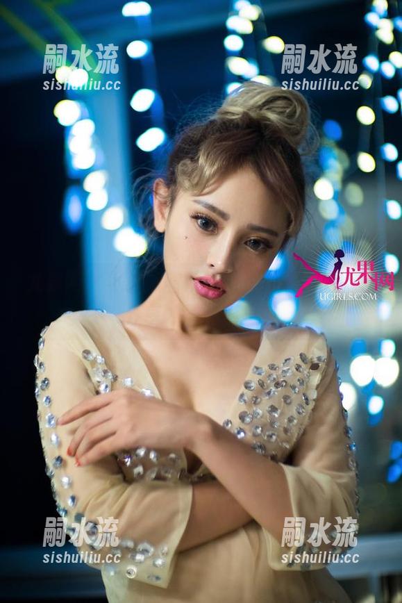 尤果网 - 小喜瞅着镜子，说：眼镜和图包分享才最有意思！
