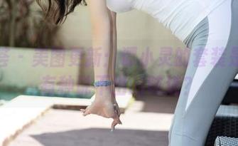 尤蜜荟 – 美图更新：谭小灵的套装是为啥有种说不出的味道？