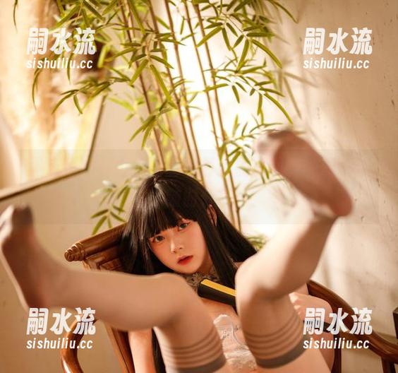 黑色是巧克力小圆面包最爱的调调，美图给你，随时分享！