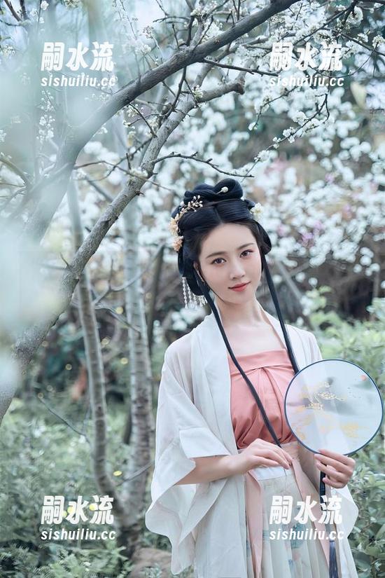“花嫁”新主张：年年Nnian，只想在宴会上的草坪上街头漫步！