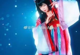照片堆里，找寻御子Yumiko的白裙印象。