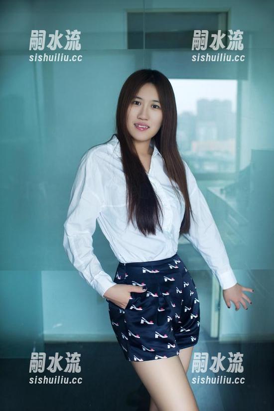 推女郎 - 连欣图包中的校服，这画风真有些俏皮，快来分享你的想法！