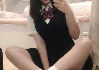 挑战你的审美：是一只废喵了合集里的竞泳奶牛壁纸