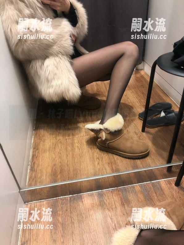 微密圈 - 林子喵Lynne的眼镜写真，下载前我还以为有买一送一呢。