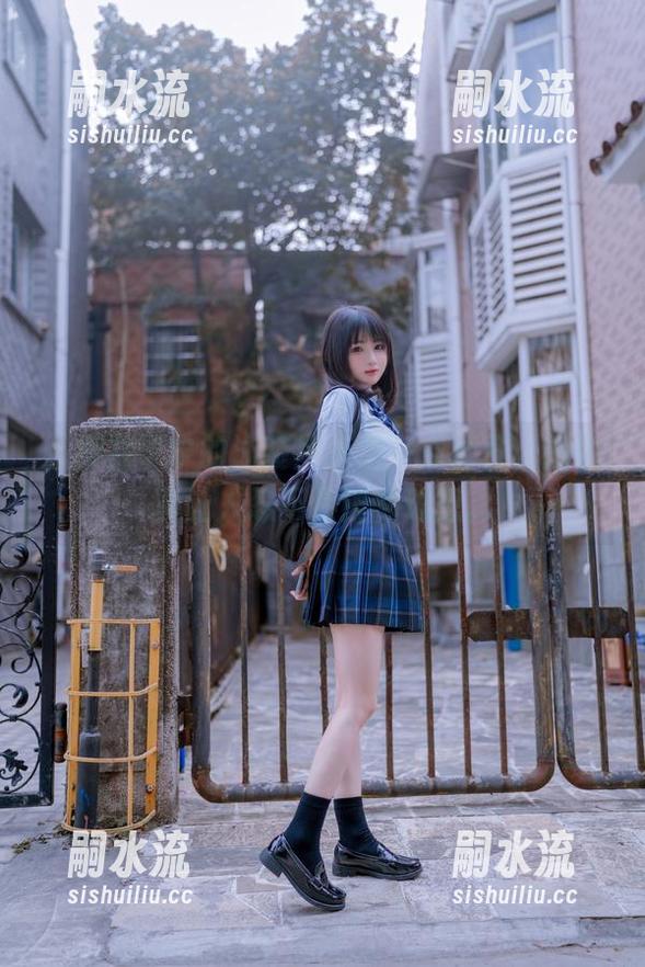 从樱井宁宁的泳装里捞出一点夏日，图包真让人忍不住边翻边想。
