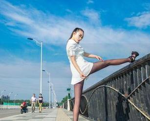 爱丝 – 注意！这里有何冉的女友写真，每张都是个误解，不信你看。