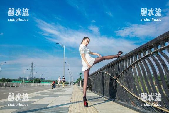 爱丝 - 注意！这里有何冉的女友写真，每张都是个误解，不信你看。
