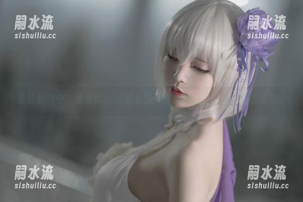 碧蓝航线中，爱老师phd的私房写真正散发着一股任性的魔力。