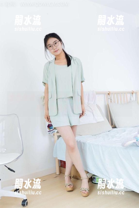 物恋传媒 - 菜菜这条牛仔裤真会变！美图和壁纸都在悄悄竞争！