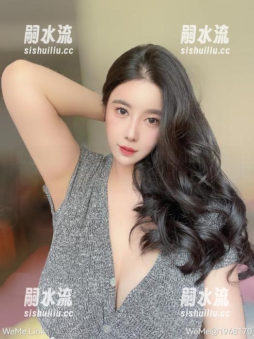 微密圈 - 猪小七，这女王角色演绎得真有趣！看看网盘里的写真吧！