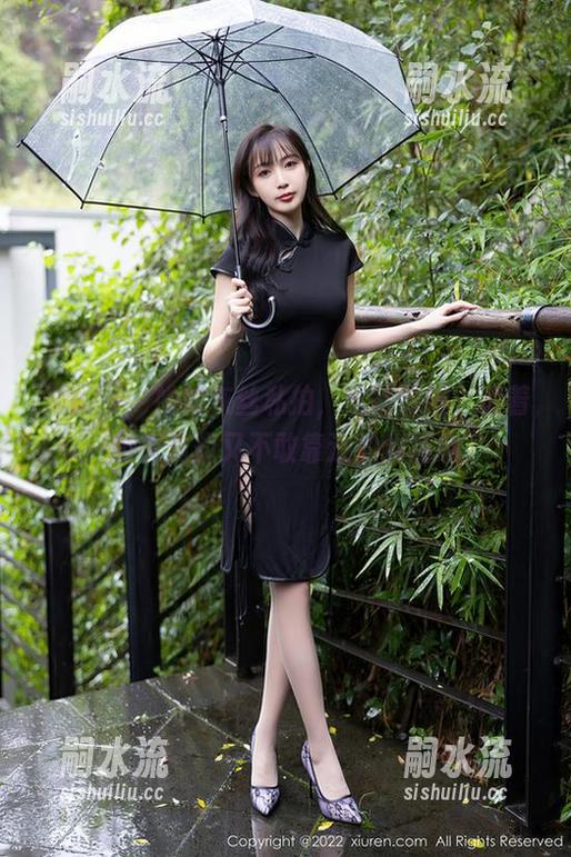秀人网 - 她的灰丝私拍，优酱原图，透着一窥究竟却又不敢靠近的纠结感。