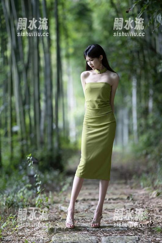 秀人网 - 刘婷婷：全套连体衣的图片，超级适合随便搭！