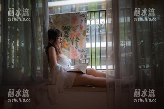 戏水竞泳！自闭颜球球的写真不仅仅是水花