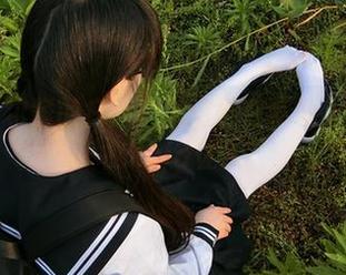 下载西尔酱的户外！难道她在草地上也能轻松hold住？