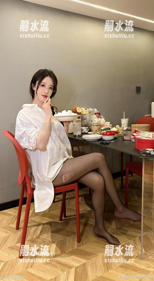 微密圈 - 画面里的酒红礼服，搭在轩子巨2兔身上竟有种张扬又低调的美感，要不要考虑下载一波？