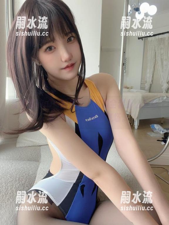 看阿薰kaOri的照片，制服全套那么扎眼，果然是女主角的气场。