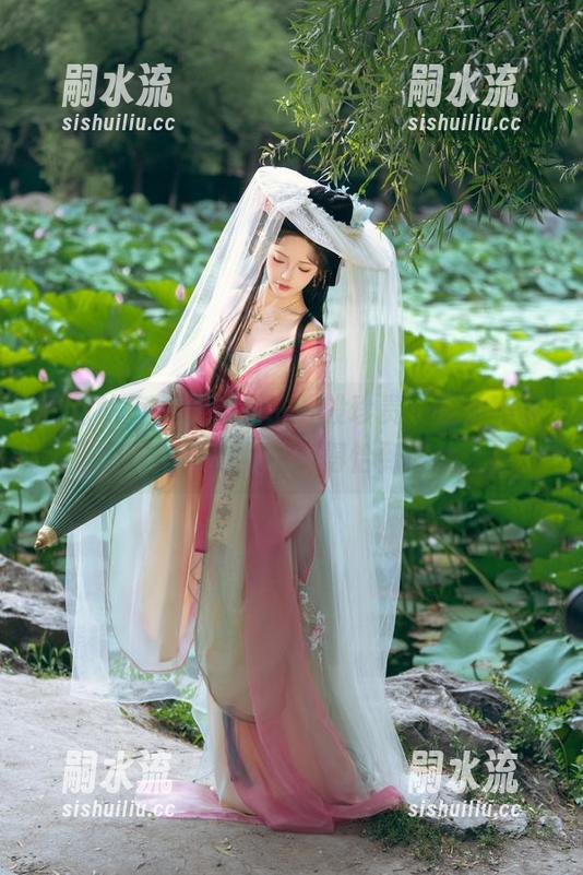 图包的每一张都是钻石般珍贵，雯妹不讲道理把甜心模样玩得恰到好处。