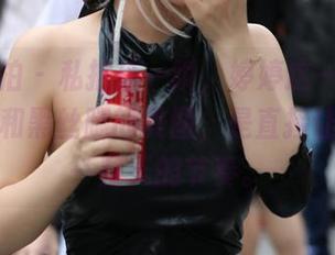 魔镜街拍 – 私拍后一瞬，婷婷这一组白色连衣裙和黑丝腿的美图，是直接让人脑补一整天的节奏。