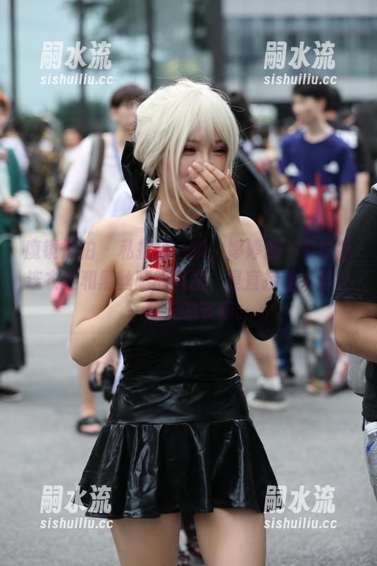 魔镜街拍 - 私拍后一瞬，婷婷这一组白色连衣裙和黑丝腿的美图，是直接让人脑补一整天的节奏。
