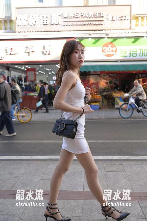 魔镜街拍 - 你见过美图版的旗袍吗？艾小青的街拍给了我不同的“壁纸”灵感。