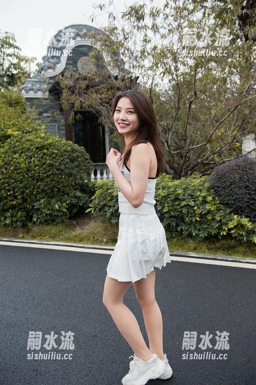 魔镜街拍 魔镜街拍:黑色包臀裙熟女的原图收藏,细跟高跟无情又淡定,就像我对这气质的迷恋。
