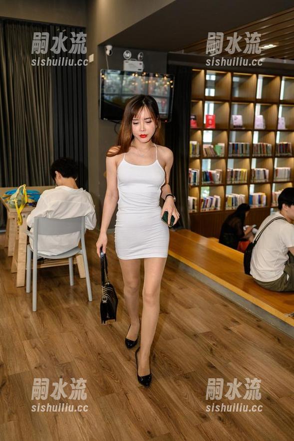 魔镜街拍：牛仔热裤美女图集，资源直接送到你的心坎上